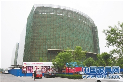 正在建設(shè)中的愛琴海購物中心，位于朝陽區(qū)七圣中街12號，太陽宮百盛購物中心旁。實(shí)習(xí)生 翟超