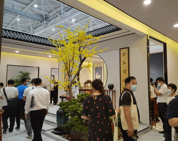 美聯紅木展館高顏質新品力作吸引了一批又一批的經銷商 美聯紅木展館高顏質新品力作吸引了一批又一批的經銷商