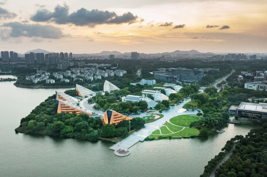 最佳都市景觀設計獎:東大(深圳)設計有限公司《松山湖中心區通湖禮廊(示范段)改造提升工程項目》